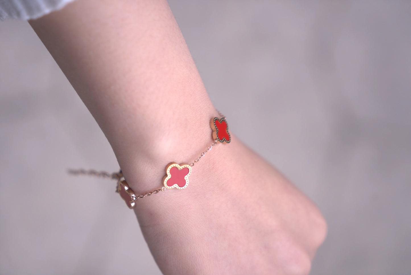 Luxury Gold Stainless Steel Lucky Flower Shape Bracelet Minimalist Red Four-Leaf Metal Chain Bracelet for Women