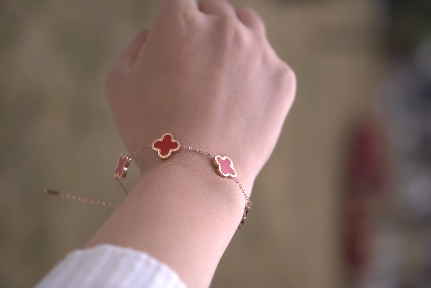 Luxury Gold Stainless Steel Lucky Flower Shape Bracelet Minimalist Red Four-Leaf Metal Chain Bracelet for Women